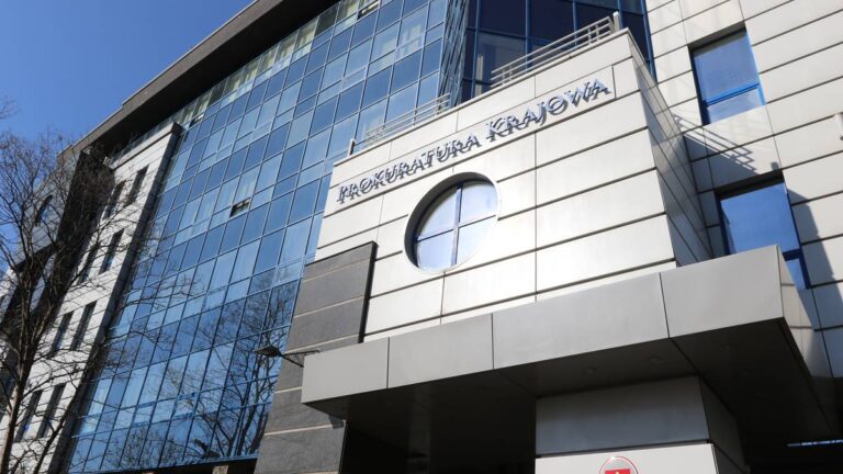 Paweł K. z aktem oskarżenia. W tle plan zamachu na Zełenskiego - INFBusiness