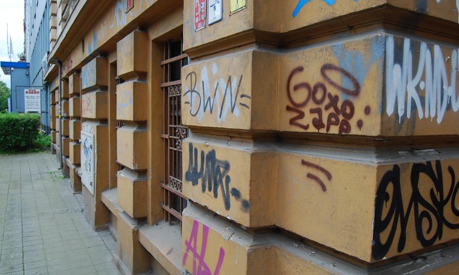Ministerstwo Kultury rozważa modyfikacje kar związanych z niszczeniem zabytków. Oczekuje się, że proponowane zmiany w ustawodawstwie dotyczącym ochrony zabytków zostaną ujawnione w 2025 r., jak stwierdził Jakub Makowski, dyrektor departamentu ochrony zabytków w Ministerstwie Kultury i Dziedzictwa Narodowego, podczas XVII Europejskiego Kongresu Gospodarczego w Katowicach. Czy będą wyższe kary za niszczenie zabytków? „Wszystko jest przeregulowane”