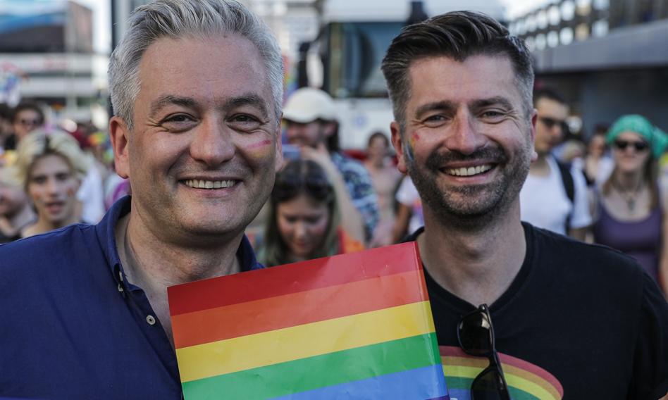 Robert Biedroń posiada udziały w czterech mieszkaniach, a Krzysztof Śmiszek w sześciu. Sugeruje to, że proponowany podatek katastralny od nieruchomości od trzeciego mieszkania w górę (z wyłączeniem rodzin z dziećmi) może mieć wpływ na finanse europosłów. Biedroń nie zniesie podatku katastralnego? Lewicowy polityk i jego partner kupują mieszkania