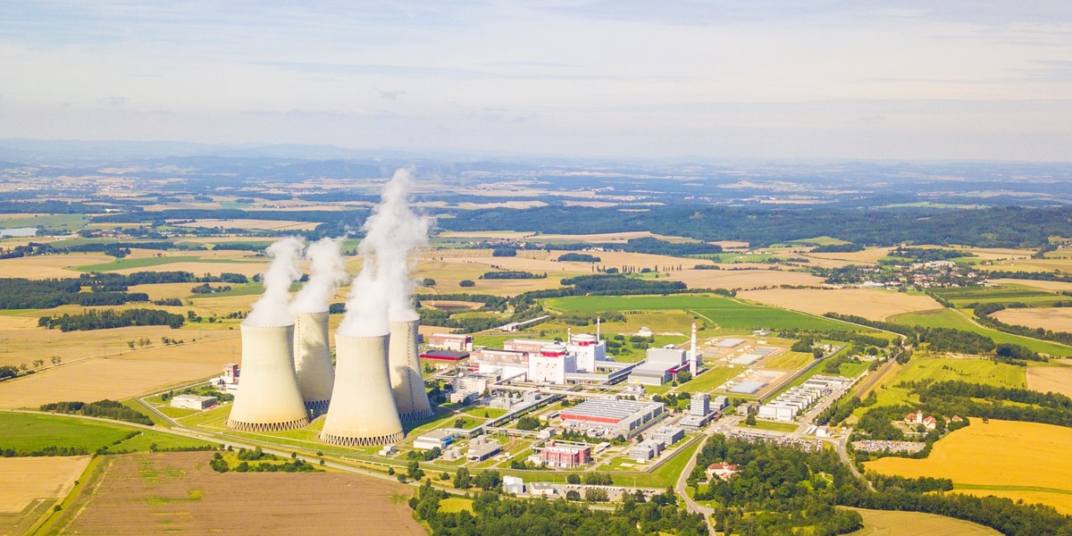 28 maja Ministerstwo Przemysłu ujawniło rozpoczęcie dyskusji na temat proponowanej rewizji Programu Polskiej Energetyki Jądrowej (PPEJ). Centralnym tematem tych dyskusji jest wybór miejsca budowy drugiego krajowego obiektu jądrowego. Podczas gdy główni kandydaci i alternatywne miejsca są znane, tożsamość inwestora lub wykonawcy pozostaje niepewna. Budowa drugiej elektrowni jądrowej w Polsce planowana jest na lata 40. XXI wieku.
