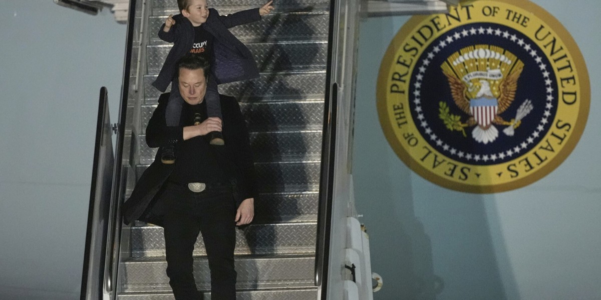 Elon Musk oświadczył, że „wróci do pracy 24 godziny na dobę”, planuje zmniejszyć wydatki polityczne i stopniowo odejść od okresu administracji Donalda Trumpa, aby skupić się wyłącznie na Tesli, platformie X i startupie xAI. To ogłoszenie nastąpiło zaledwie kilka godzin po światowej porażce X i rosnącej krytyce ze strony inwestorów, którzy postrzegali zaangażowanie polityczne Muska jako główny czynnik spadku reputacji i wyników Tesli. Elon Musk chce nadać priorytet zarządzaniu swoimi biznesami. Polityka będzie odgrywać drugorzędną rolę