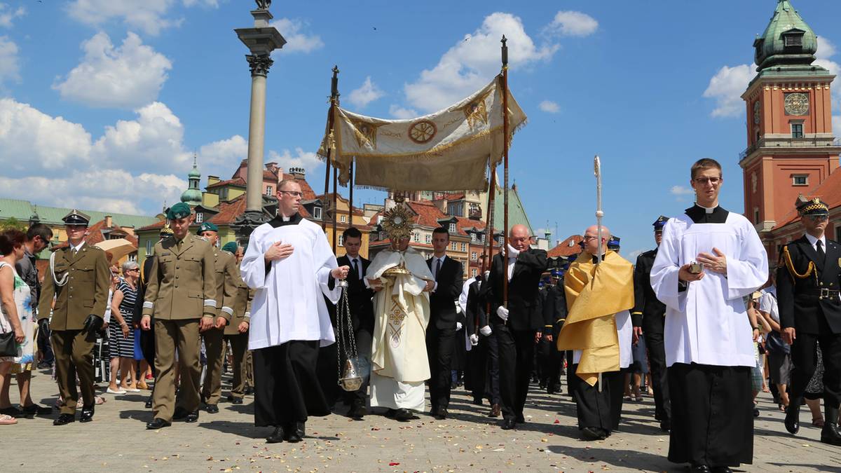 Coraz więcej Polaków decyduje się na wzięcie urlopu chorobowego bezpośrednio po długim weekendzie. Możliwość dodatkowego dnia wolnego może mieć pewne konsekwencje. ZUS wydał przypomnienie, że urlop chorobowy może podlegać weryfikacji. Osoby, które biorą urlop chorobowy w piątek po Bożym Ciele, mogą zostać poddane dodatkowej kontroli. Jeśli zostaną znalezione jakiekolwiek rozbieżności, mogą pojawić się niepożądane konsekwencje. L4 zaraz po Bożym Ciele? ZUS nie pozostaje obojętny