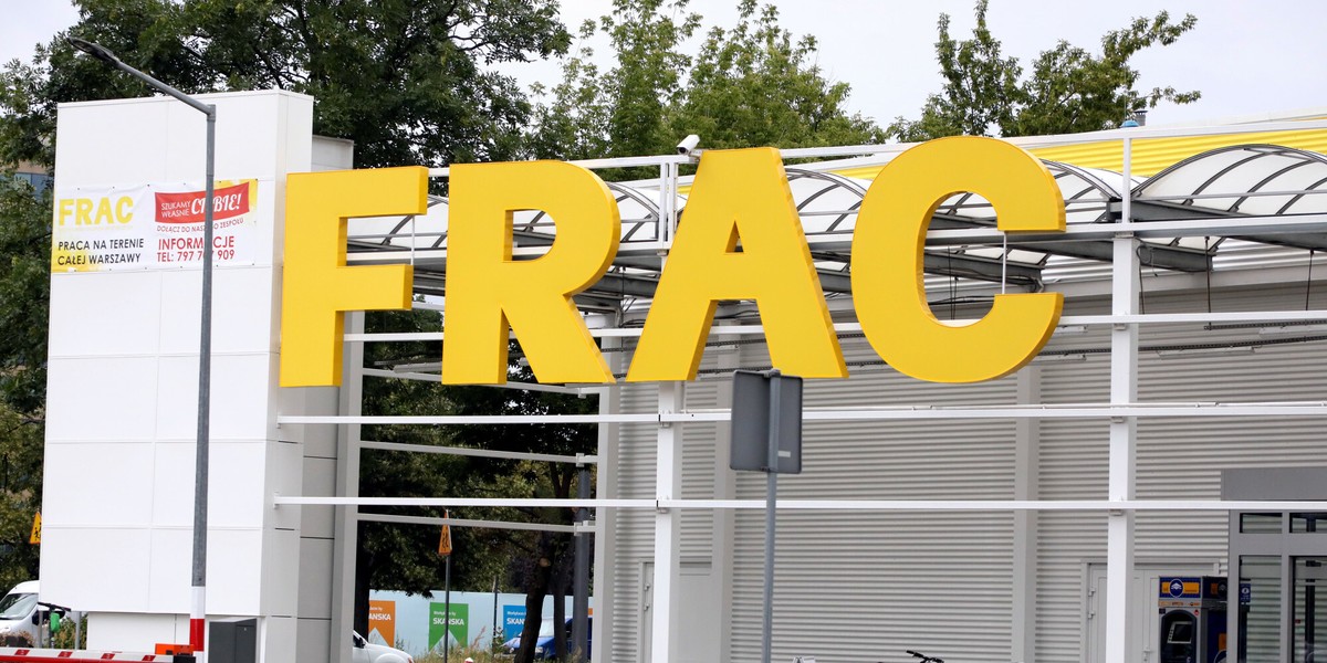 Biedronka i Lidl od dłuższego czasu konkurują ze sobą, aby przekonać klientów, że oferują najniższe ceny na rynku. Natomiast nowy konkurent dyskretnie wkracza do Warszawy z zupełnie innym podejściem. Jest to sieć Frac, należąca do rodziny z Rzeszowa, która niedawno wybrała stolicę na swoją mini-ekspansję, otwierając tutaj swój szósty sklep. Zaledwie dwa lata temu sieć miała w sumie tylko 19 lokalizacji. Rzeszowska sieć FRAC coraz mocniej wkracza na rynek warszawski