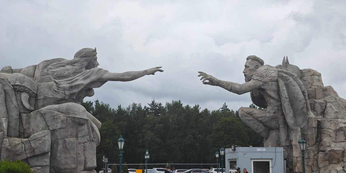 Hossoland, nowo powstały park rozrywki na Pomorzu Zachodnim, ma zostać otwarty „do końca czerwca”, zgodnie z zapewnieniami przedstawicieli inwestora. Ponadto twierdzą, że obiekt będzie w stanie pomieścić do 15 000 gości na godzinę. Brama do Parku Hossoland