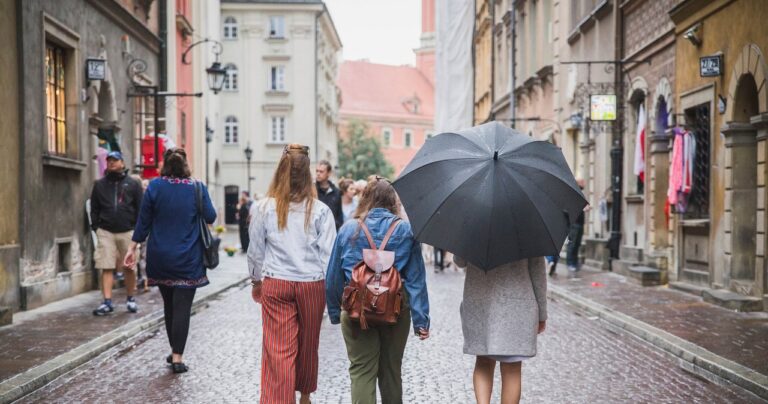 Polacy mają problemy z wiązaniem końca z końcem, ale niewielu zarabia pieniądze. Oto dlaczego - INFBusiness