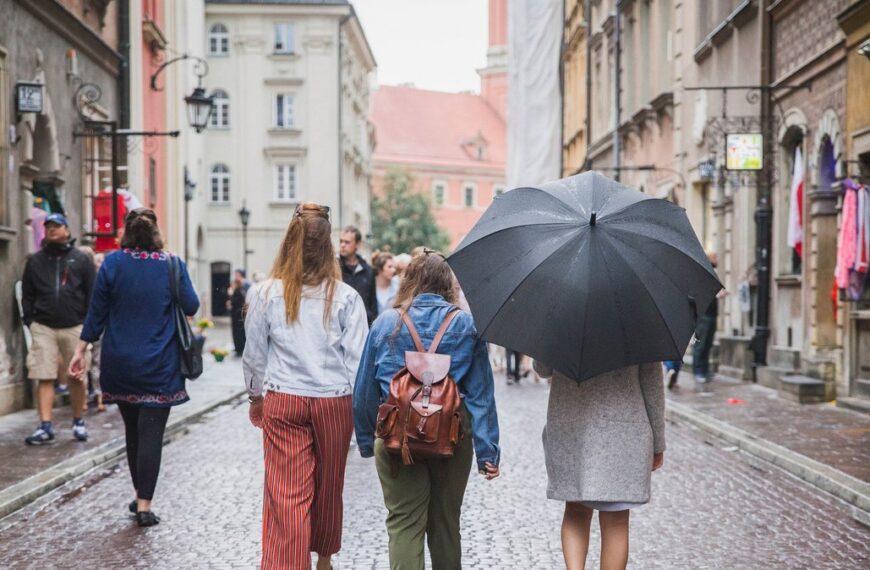 Polacy mają problemy z wiązaniem końca z końcem, ale niewielu zarabia pieniądze.…