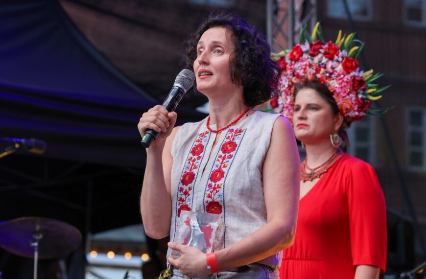 Elwira Niewiera atakuje Karola Nawrockiego. Politycy mówią o skandalu w ambasadzie w…