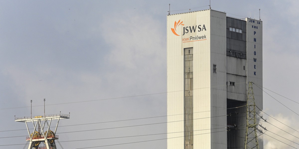 Nie ma powodów do obaw o potencjalne zamknięcie polskich kopalń węgla kamiennego w wyniku unijnego rozporządzenia dotyczącego metanu – zapewnił wiceminister klimatu Miłosz Motyka podczas posiedzenia Sejmu 4 czerwca. Oświadczenie to ma na celu złagodzenie obaw związanych z wdrożeniem nowych ograniczeń emisji metanu w Unii Europejskiej. Wymagania unijnego rozporządzenia mogą odczuć kopalnie należące do Jastrzębskiej Spółki Węglowej