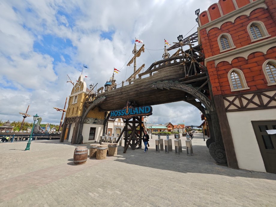 Hossoland, nowo powstały park rozrywki na Pomorzu Zachodnim, ma zostać otwarty „do końca czerwca”, zgodnie z zapewnieniami przedstawicieli inwestora. Ponadto twierdzą, że obiekt będzie w stanie pomieścić do 15 000 gości na godzinę. Na miejscu trwają już ostatnie prace przed uruchomieniem obiektu.