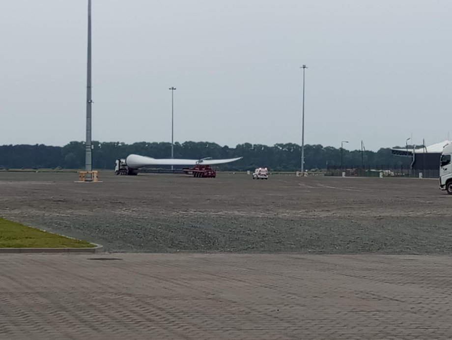 Terminal instalacyjny farmy wiatrowej na morzu w Świnoujściu jest już w pełni operacyjny. Ta wspólna inwestycja Orlen Neptun i Zarządu Morskich Portów Szczecin i Świnoujście ma na celu nie tylko zwiększenie potencjału energetycznego na Morzu Bałtyckim, ale także wzmocnienie zaangażowania polskich firm w łańcuch wartości przemysłu offshore. Wyniki są już widoczne - inauguracyjna umowa na instalację fundamentów farmy wiatrowej BC Wind na morzu została podpisana dzisiaj, 10 czerwca. Terminal w Świnoujściu już działa
