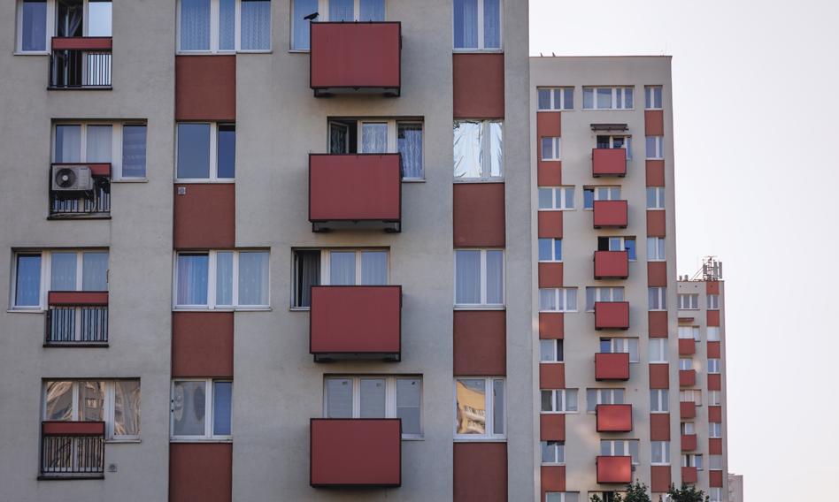 Spadek cen nieruchomości na rynku wtórnym wpłynął na wszystkie większe miasta. Mieszkania z drugiej ręki odnotowały największy spadek w Krakowie, Lublinie i Olsztynie. Chociaż nominalne obniżki są skromne, inflacja wraz z rabatami ożywiają popyt - zauważa poniedziałkowy „Puls Biznesu”. Mieszkania z drugiej ręki stały się droższe tylko w Łodzi. „Aktywność klientów popytowych zaczęła znacząco rosnąć”