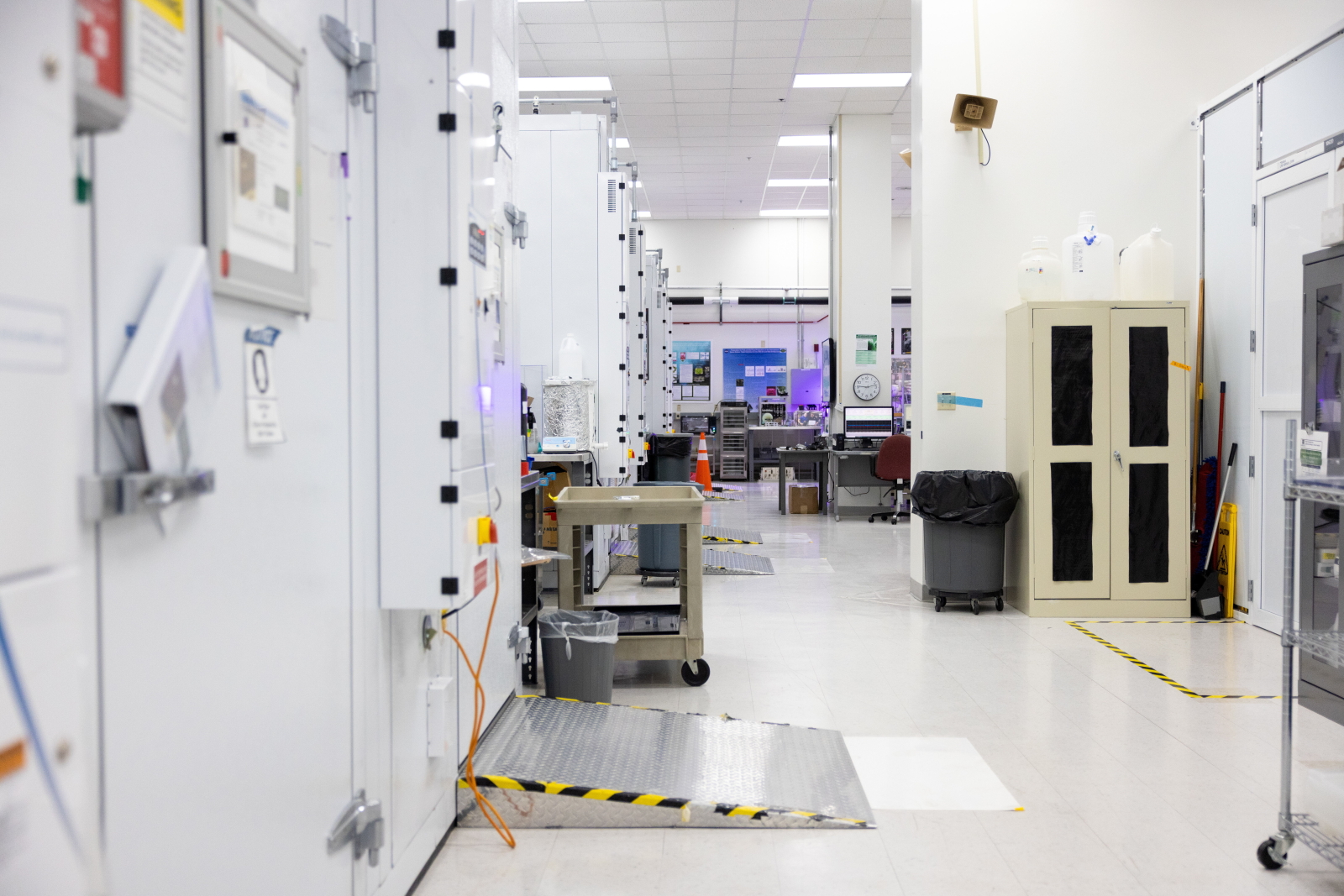 12 czerwca 2025 r. Na tym zdjęciu zrobionym 9. dnia tego miesiąca dr Gioia Massa, specjalistka od biologii roślin i starsza naukowczyni projektów w NASA, zwiedza swoje laboratorium w Space Systems Processing Center na Florydzie. Dr Massa omawiała swoją pracę w wywiadzie dla Polskiej Agencji Prasowej. (reklama) PAP/Leszek Szymański 1