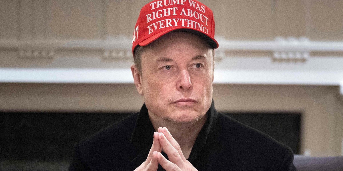 Elon Musk, który wcześniej był blisko związany z administracją Donalda Trumpa, wyraził silną krytykę ustawy budżetowej popieranej przez prezydenta USA. Podkreślając rosnący sceptycyzm co do wyboru Republikanów, Musk użył dosadnego tonu, aby wyrazić swoje niezadowolenie. „Skandaliczne” - zauważył na platformie X. Elon Musk (na zdjęciu w czapce z napisem „Trump miał rację we wszystkim”) ostro skrytykował Donalda Trumpa.