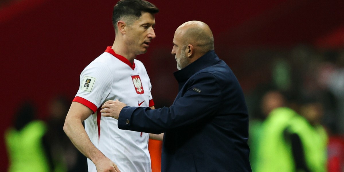 Formalnie nikt nie chce wyrażać swoich poglądów, jednak wśród głównych sponsorów polskiej reprezentacji piłkarskiej poniedziałek rozpoczął się z nasilonym niepokojem. Niezgoda dotycząca Roberta Lewandowskiego i jego odejścia z drużyny może mieć głęboki wpływ na sytuację finansową PZPN. „Inwestujemy znacząco, aby Lewandowski, a nie Kulesza, znalazł się w tle naszego logo” – słyszymy w prywatnych rozmowach. Jednak inni po prostu stwierdzają „bez komentarza” lub ograniczają swoje odpowiedzi do krótkich uwag. Robert Lewandowski i Michał Probierz podczas meczu z Litwą w marcu 2025 r.