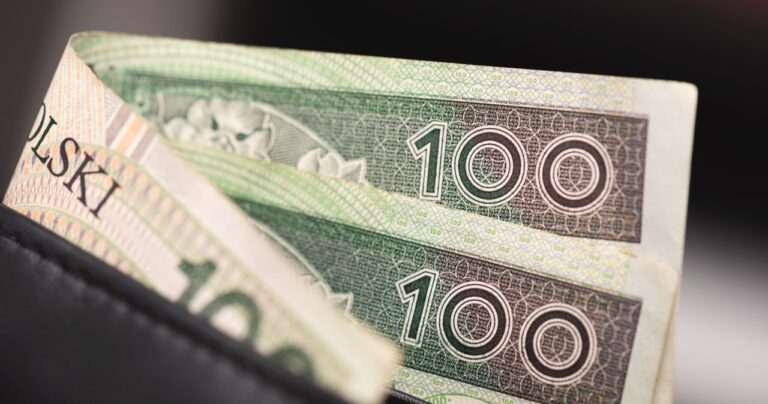 Praca od zaraz, nie wymagają słowa. Dają 90 zł za godzinę - INFBusiness