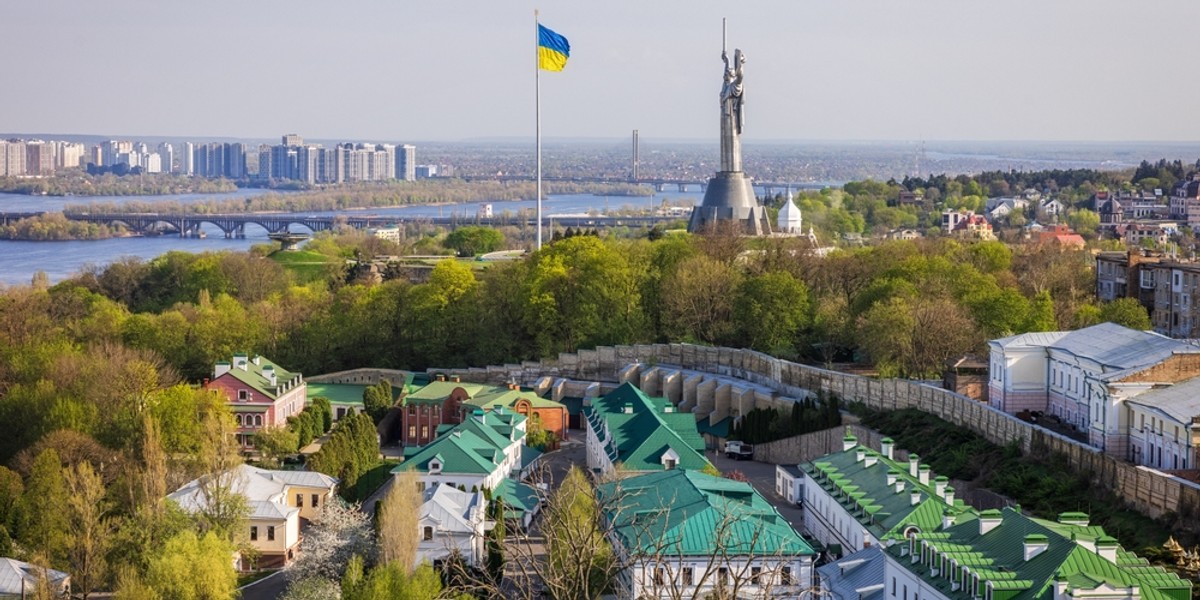 Polscy liderzy biznesu, szczególnie z czterech sektorów, powinni szukać możliwości inwestycyjnych na Ukrainie. Jak stwierdzono w raporcie KPMG, stanowi to „bezprecedensowy potencjał dla inwestorów”. Od początku inwazji na Ukrainie powstało blisko 300 polskich przedsiębiorstw. Wartość eksportu wzrosła do 9,4 mld EUR. Widok Kijowa