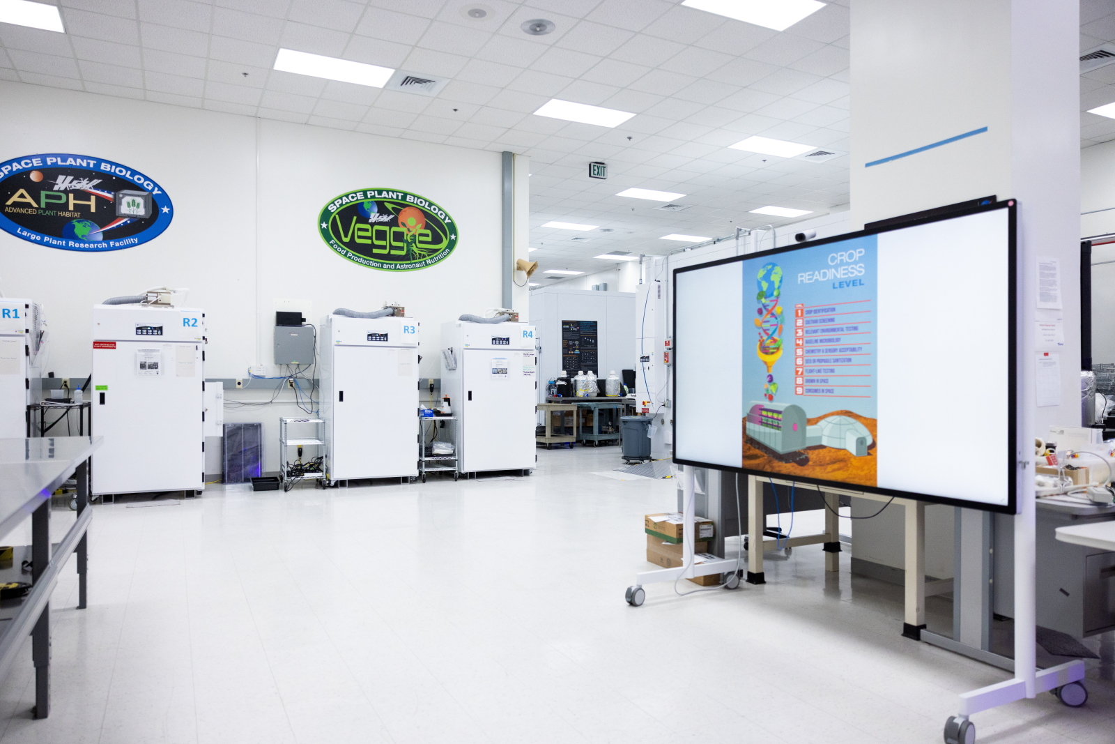 12 czerwca 2025 r. Na tym zdjęciu zrobionym 9. dnia tego miesiąca dr Gioia Massa, specjalistka od biologii roślin i starsza naukowczyni projektów w NASA, zwiedza swoje laboratorium w Space Systems Processing Center na Florydzie. Dr Massa omawiała swoją pracę w wywiadzie dla Polskiej Agencji Prasowej. (reklama) PAP/Leszek Szymański 1