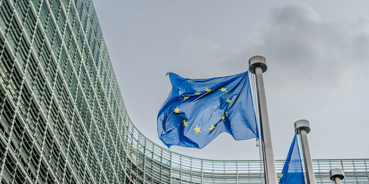 Słońce nie świeci w Europie. Ten nastrój odzwierciedla wyniki badania obejmującego 8000 prywatnych firm na całym kontynencie, przeprowadzonego pod koniec maja przez S&P Global Market Intelligence. Złożony wskaźnik PMI dla strefy euro pozostał w maju nieznacznie optymistyczny, jednak ogólny nastrój uległ pogorszeniu. Sytuacja Niemiec wydaje się szczególnie fatalna. Przedsiębiorstwa w tym kraju obecnie dostrzegają ograniczone możliwości ożywienia, co stanowi wyzwanie dla ich polskich partnerów. Ponure perspektywy dla gospodarki Unii Europejskiej. Na zdjęciu flagi UE na zewnątrz budynku Berlaymont, siedziby Komisji Europejskiej w Brukseli.