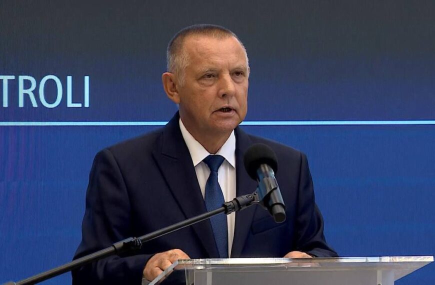 NIK w delegacji do Chin. Media: Marian Banaś zabrał ze sobą żonę