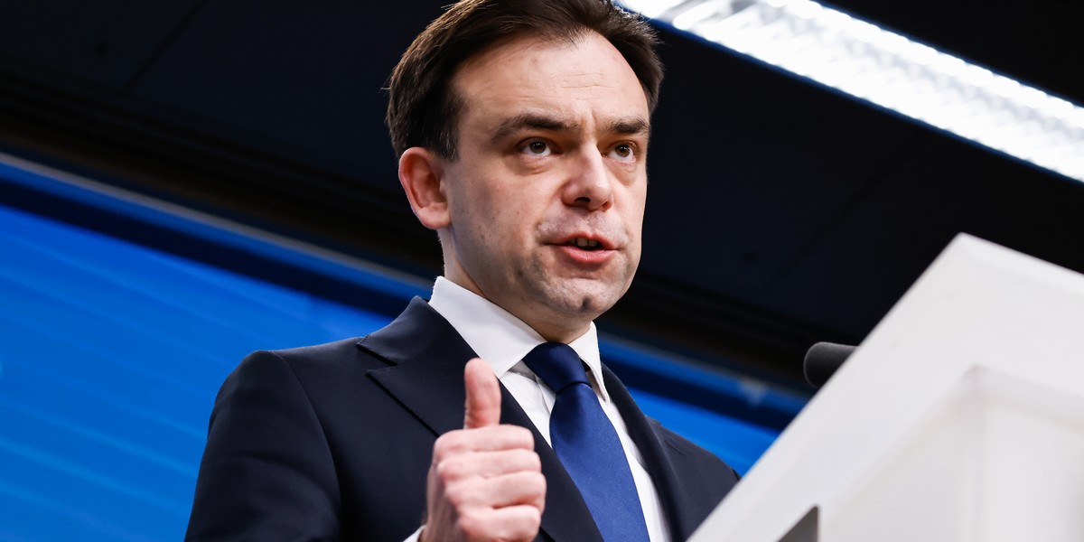 Minister Andrzej Domański uważa, że inflacja w Polsce prawdopodobnie spadnie w nadchodzących miesiącach. Ekonomiści podzielają to zdanie: w najbardziej sprzyjających okolicznościach indeks cen konsumpcyjnych mógłby wkrótce spaść do około 2,5 proc. Istnieje jednak zbliżające się ryzyko związane z ofensywą Izraela przeciwko Iranowi. Minister Finansów Andrzej Domański.