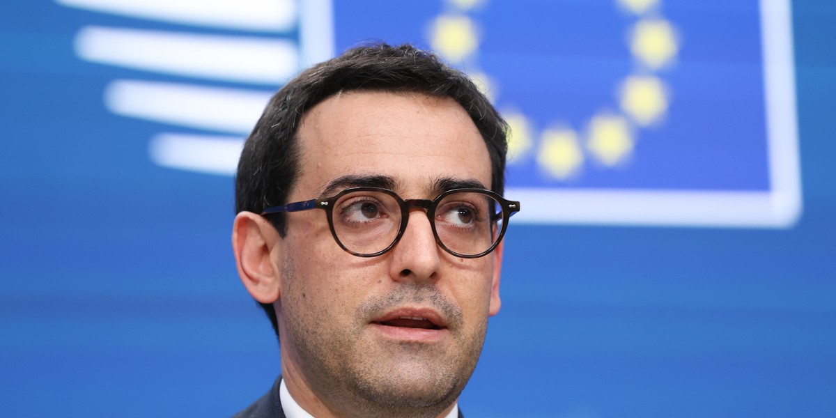Unia Europejska rozpoczyna odważną inicjatywę mającą na celu zniwelowanie przepaści innowacyjnej między Europą a Stanami Zjednoczonymi. W środę Komisja Europejska ujawniła propozycje, które oferują zarówno pomoc regulacyjną, jak i finansową dla start-upów i scale-upów. Chociaż inicjatywa ta jest zachęcająca, rzuca również światło na rzeczywistość, że zaledwie 8 procent takich przedsiębiorstw udaje się zaistnieć na rynku UE. Stéphane Sejourne, komisarz UE ds. przemysłu, stwierdził, że Stany Zjednoczone mają obecnie przewagę konkurencyjną nad Europą w dziedzinie innowacji.