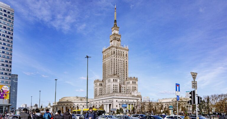 Tak pracują Polacy. Firmy się zmieniają, ale godziny pracy nadal są długie - INFBusiness