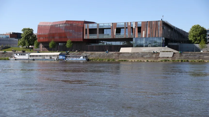 Warszawa, 9 maja 2022 r. Widok na Centrum Nauki Kopernik. PAP/Rafał Guz