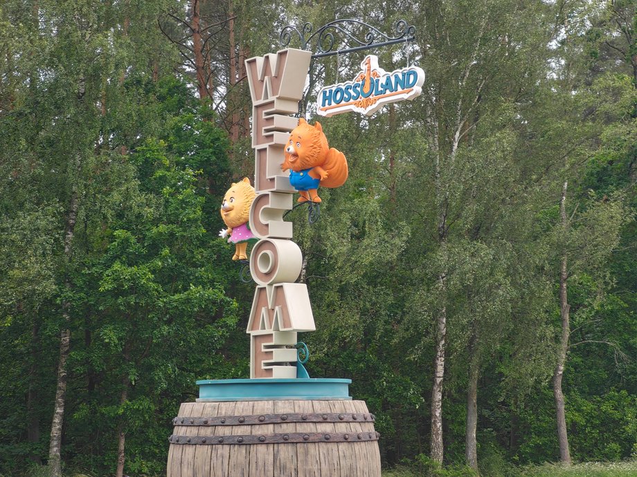 Hossoland, nowo powstały park rozrywki na Pomorzu Zachodnim, ma zostać otwarty „do końca czerwca”, zgodnie z zapewnieniami przedstawicieli inwestora. Ponadto twierdzą, że obiekt będzie w stanie pomieścić do 15 000 gości na godzinę. Hossoland - nowy park rozrywki z bałtyckimi legendami i kolejką górską. Najnowsze wiadomości o otwarciu - INFBusiness