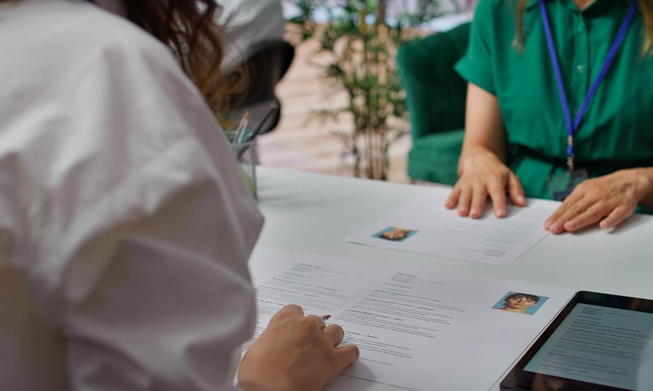 Pomimo podwyższonych kosztów pracy, 81 procent przedsiębiorstw zamierza utrzymać siłę roboczą i 91 procent poziom wynagrodzeń, jak wynika z badania przeprowadzonego w maju przez Polski Instytut Ekonomiczny (PIE). Jednocześnie 11 procent firm zamierza zwiększyć zatrudnienie, a 8 procent rozważa podwyżki płac w ciągu najbliższych trzech miesięcy, jak podano. Firmy nie likwidują miejsc pracy, mimo wysokich kosztów pracy. PIE: Rynek pracy nadal odporny