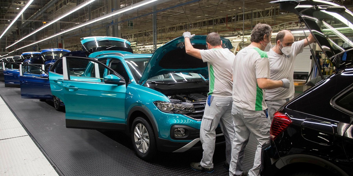Znaczący zakład produkcyjny Volkswagena w Wolfsburgu przechodzi na czterodniowy tydzień pracy. Ta inicjatywa jest częścią reorganizacji i przejścia na wyłączną produkcję pojazdów elektrycznych, jak podaje Reuters. Motywacją stojącą za tą zmianą jest spadek sprzedaży Volkswagena Golfa wyposażonego w silnik spalinowy. Volkswagen restrukturyzuje swoją fabrykę w Wolfsburgu.