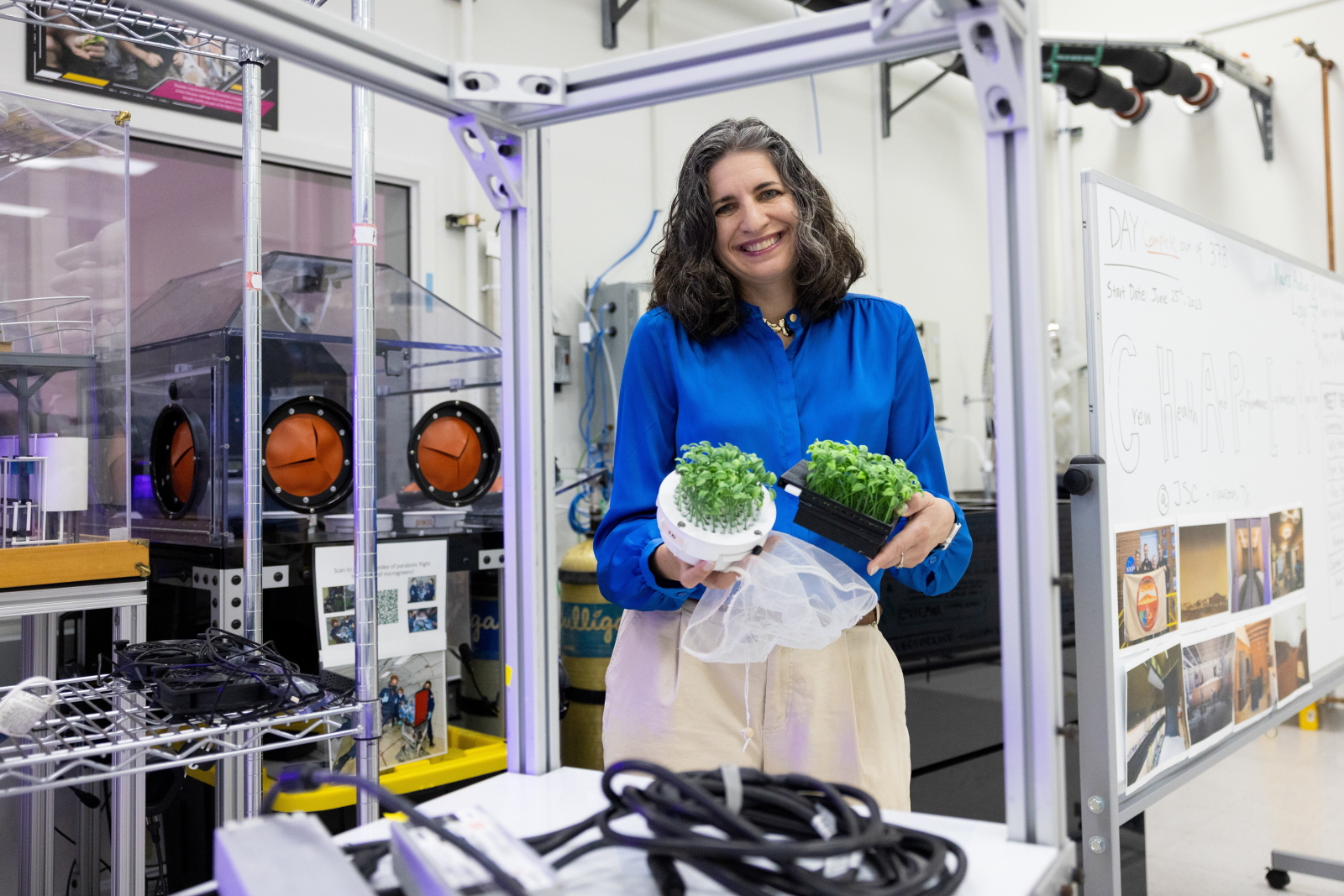 12 czerwca 2025 r. Na tym zdjęciu zrobionym 9. dnia tego miesiąca dr Gioia Massa, specjalistka od biologii roślin i starsza naukowczyni projektów w NASA, zwiedza swoje laboratorium w Space Systems Processing Center na Florydzie. Dr Massa omawiała swoją pracę w wywiadzie dla Polskiej Agencji Prasowej. (reklama) PAP/Leszek Szymański 1
