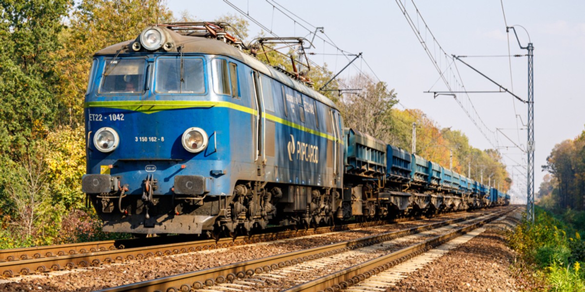 Zarząd PKP Cargo ogłosił znaczące zwolnienia w swoich zakładach i siedzibie. W tym roku spodziewane jest zwolnienie nawet tysiąca pracowników, a także przedstawiono strategię zwolnień na rok 2026. Pierwotną kluczową datę ustalono na połowę tego roku. PKP Cargo