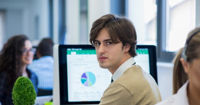 Pracownik nie chce iść na urlop. Czy szef może go zmusić? - INFBusiness