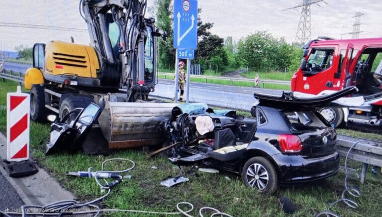 Wjechał prosto w koparkę. Tragedia na autostradzie - INFBusiness