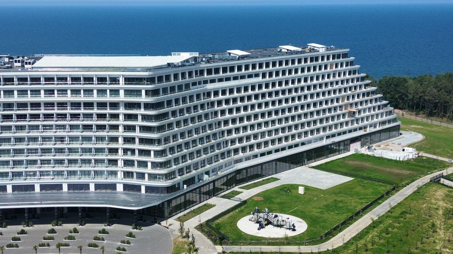 Oczekiwano, że tegoroczne święta będą przełomowym momentem dla słynnego Hotelu Gołębiewski w Pobierowie, jednak kolejne wielkie otwarcie wydaje się mało prawdopodobne. Pomimo zainteresowania gości, mimo że hotel pozostaje zamknięty, nadal działa ze stratą finansową. Widoczne oznaki trwających prac budowlanych