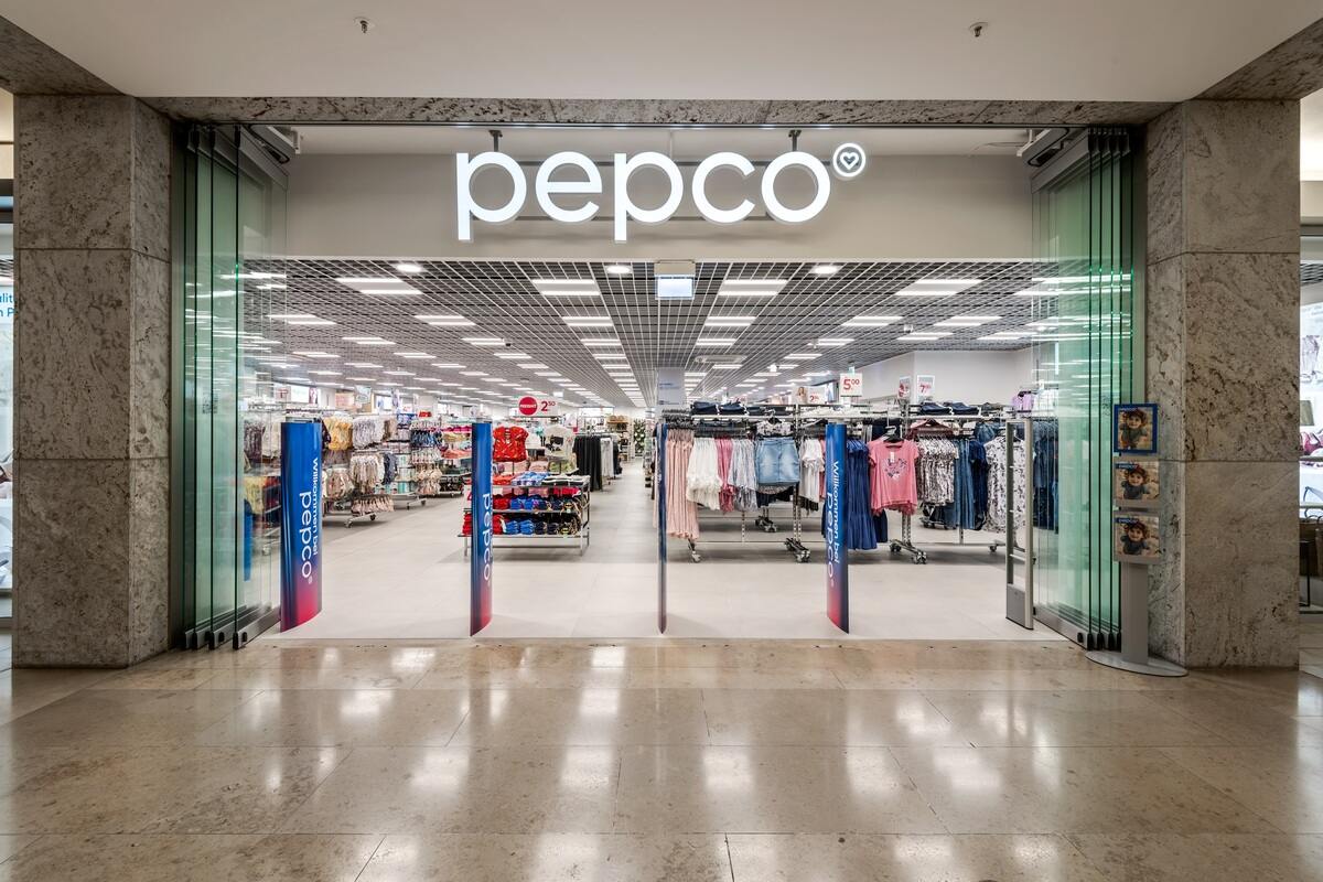 Zdjęcie wejścia do sklepu Pepco, z nazwą sieci wyróżnioną na biało oraz widocznymi wieszakami i półkami pełnymi produktów. Zdjęcie nawiązuje do wniosku o upadłość niemieckiego oddziału Pepco.