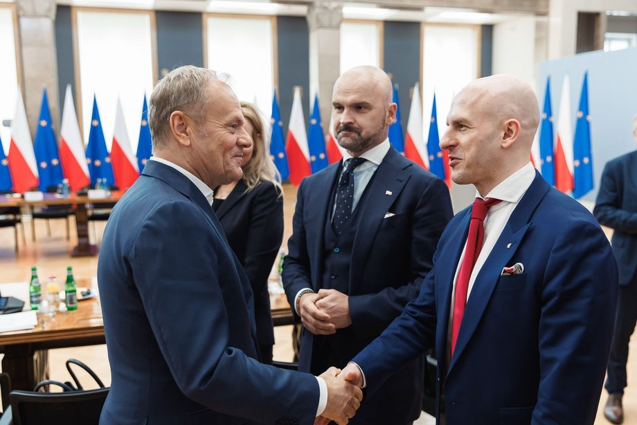 Wszystko zaczęło się od rozmowy i kluczowego wyboru. W ciągu kilku dni stworzono strategię, zespół i ramy cyfrowe, a w ciągu tygodnia Polska wprowadziła jeden z najbardziej skrupulatnych systemów nadzoru regulacyjnego w swojej historii. Inicjatywa ta ma na celu zmianę sposobu tworzenia polityki, stawiając na pierwszym miejscu przedsiębiorców, którzy codziennie pokonują możliwe do uniknięcia przeszkody biurokratyczne. Deregulacja systemowa w Polsce. Ten projekt może być przełomem dla MŚP. - INFBusiness