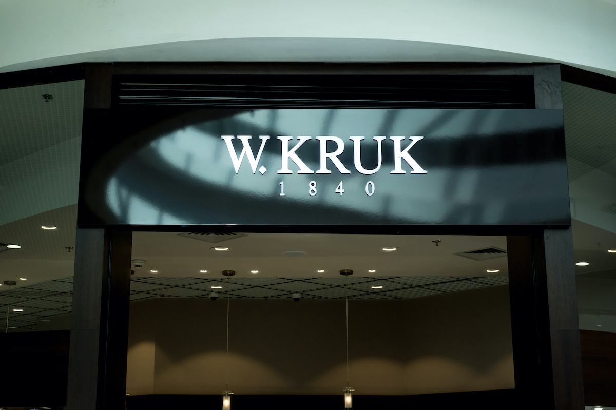 W.Kruk przejmuje Lilou – wniosek został złożony do Urzędu Ochrony Konkurencji i Konsumentów. Na zdjęciu logo W.Kruk w galerii handlowej.