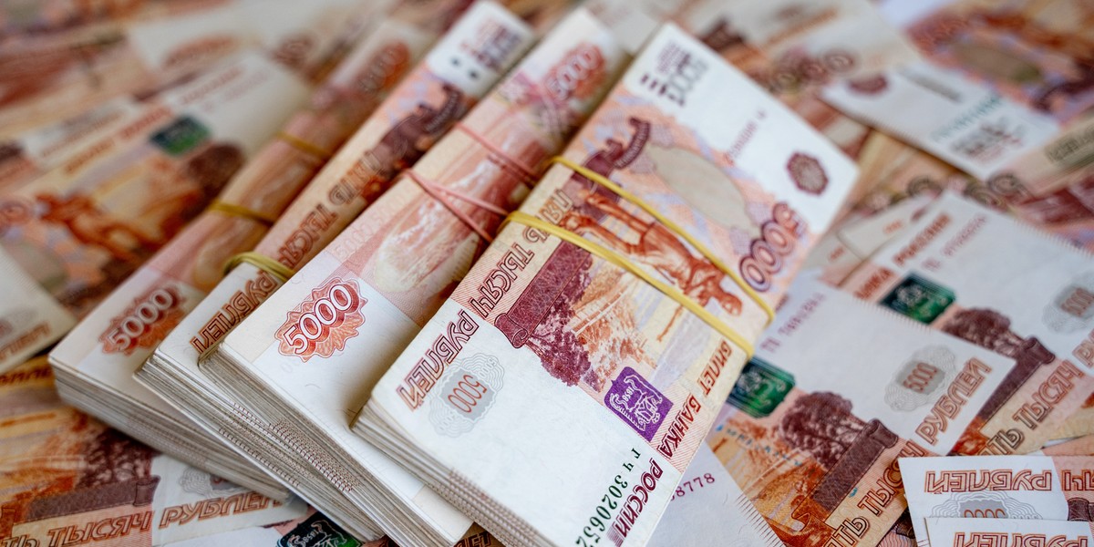 Stopy procentowe w Banku Centralnym Rosji spadły aż o 2 punkty procentowe. Oznacza to ulgę dla kredytobiorców, choć Rosjanie nadal ponoszą znacznie wyższe koszty niż obywatele innych krajów europejskich. ruble rosyjskie