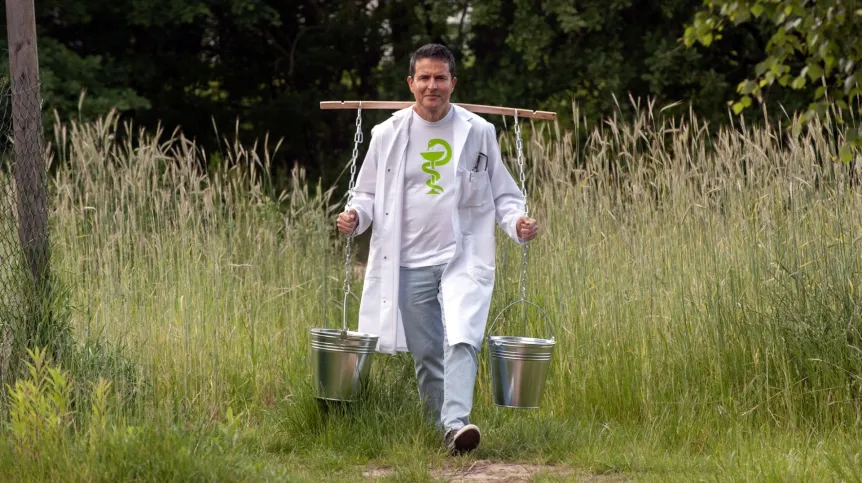 2 w 1: tania ekstrakcja związków chemicznych niezbędnych w wielu gałęziach przemysłu oraz usuwanie zanieczyszczeń z wody. Wszystko dzięki fotokatalizatorowi opracowanemu przez naukowców z Instytutu Chemii Fizycznej Polskiej Akademii Nauk. Zdjęcie: Grzegorz Krzyżewski