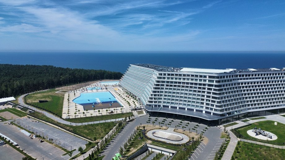 Oczekiwano, że tegoroczne święta będą przełomowym momentem dla słynnego Hotelu Gołębiewski w Pobierowie, jednak kolejne wielkie otwarcie wydaje się mało prawdopodobne. Pomimo zainteresowania gości, mimo że hotel pozostaje zamknięty, nadal działa ze stratą finansową. Obecny widok zewnętrzny hotelu