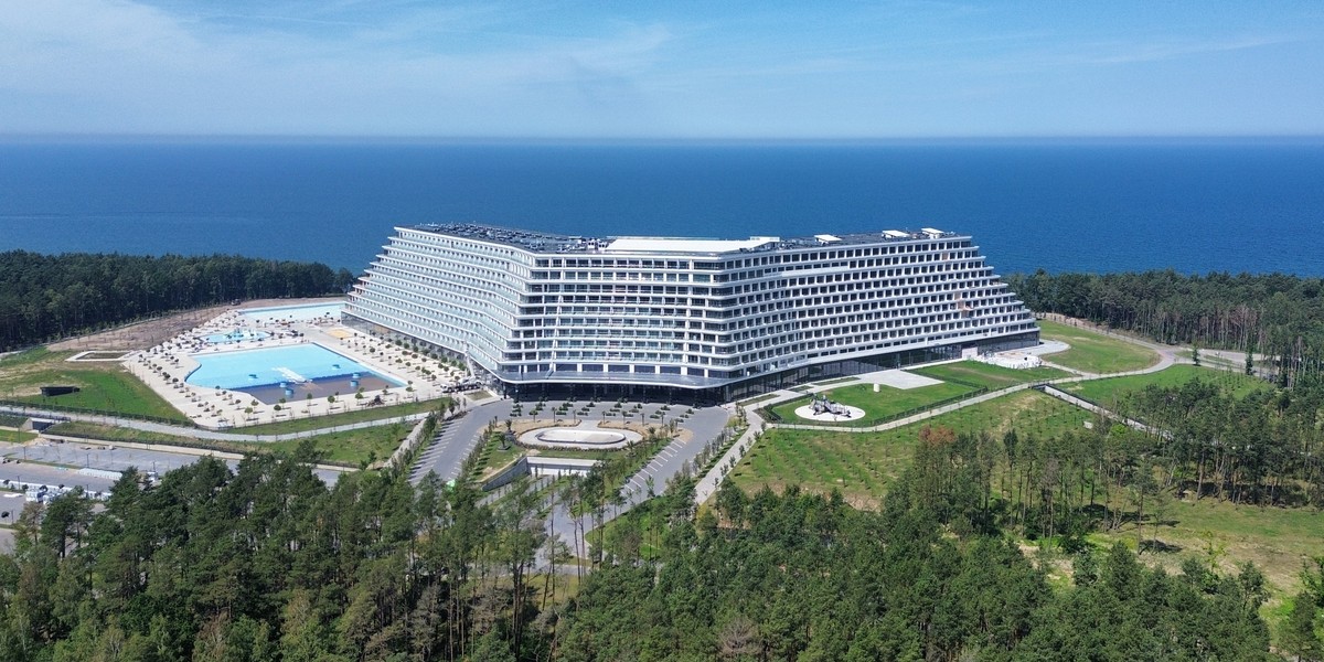 Oczekiwano, że tegoroczne święta będą przełomowym momentem dla słynnego Hotelu Gołębiewski w Pobierowie, jednak kolejne wielkie otwarcie wydaje się mało prawdopodobne. Pomimo zainteresowania gości, mimo że hotel pozostaje zamknięty, nadal działa ze stratą finansową. Stan obecny nieukończonej konstrukcji