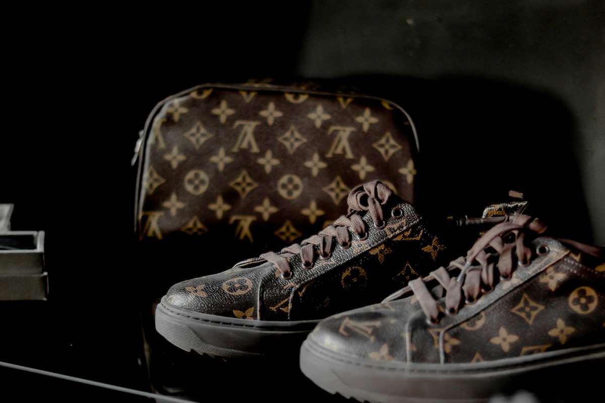 Torebka i buty z monogramem Louis Vuitton.