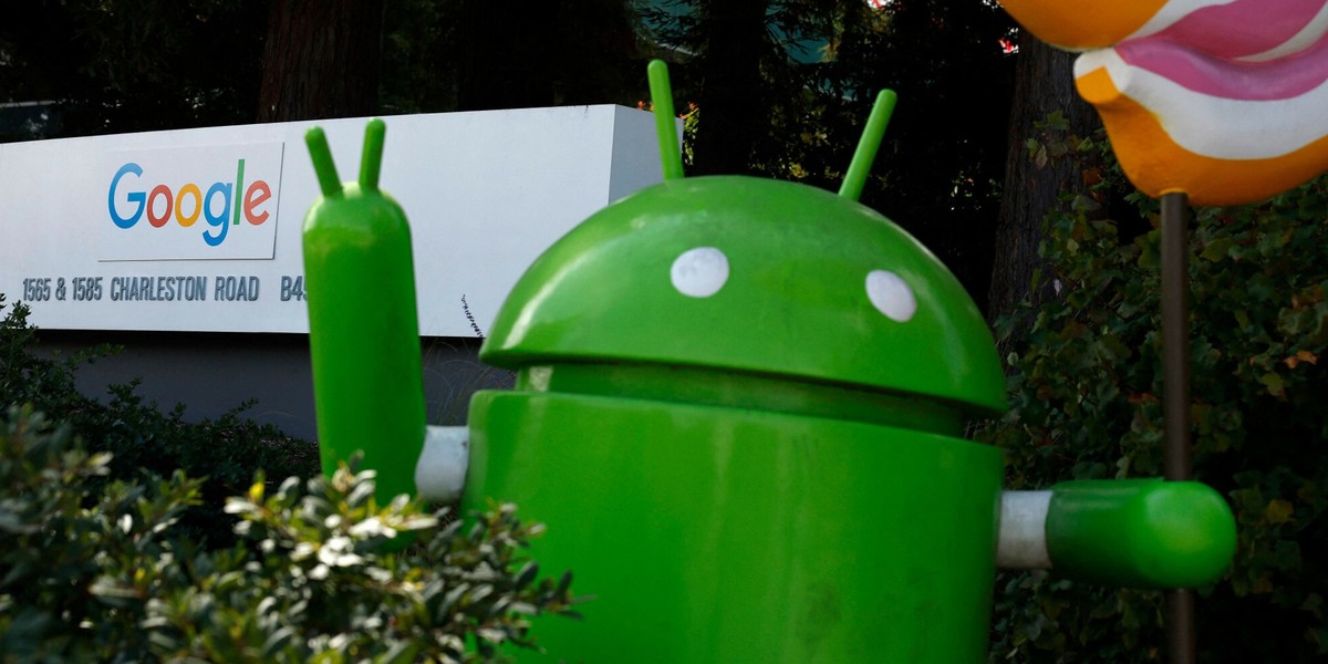 Przegląd sztucznej inteligencji Google'a rewolucjonizuje strony internetowe – liczba kliknięć w wyszukiwarkach spadła nawet o 50% od czasu wdrożenia podsumowań generowanych przez sztuczną inteligencję. Jednocześnie stale rośnie popularność platform opartych na LLM, takich jak ChatGPT i Perplexity. Te zmiany wymagają szybkich aktualizacji strategii marketingowych i poszukiwania alternatywnych kanałów dotarcia do klientów. SEO już nie wystarcza. Marketerzy muszą szukać nowych źródeł ruchu.