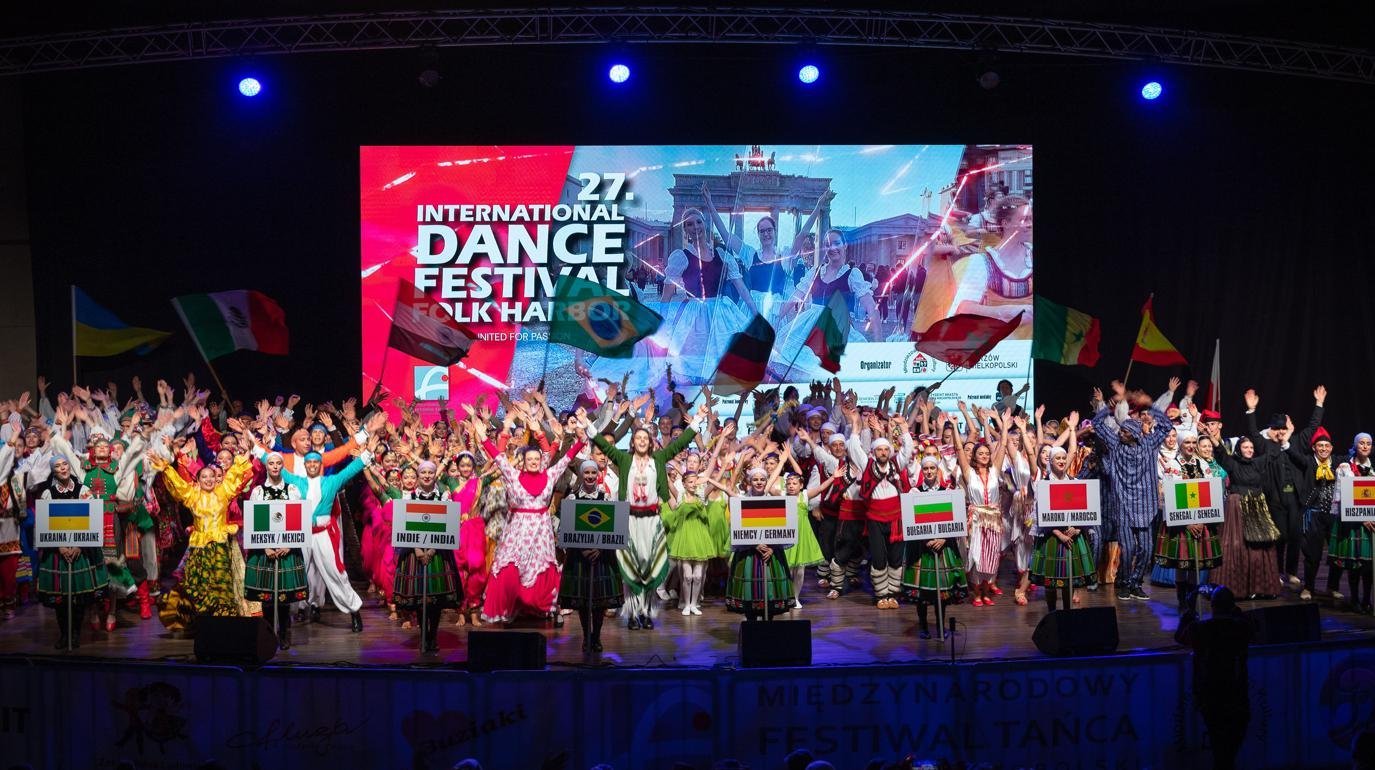 Artyści festiwalu folklorystycznego padli ofiarą kampanii oszczerstw przeciwko migrantom w Zamościu - INFBusiness