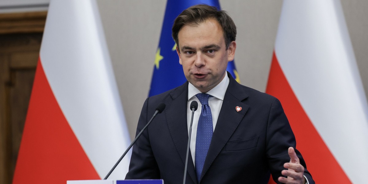 Ministerstwo Finansów opublikowało śródroczną ocenę wykonania ustawy budżetowej, podkreślając powolny wzrost dochodów z VAT – fundamentu finansów publicznych. Dane Departamentu Budżetu Państwa pokazują, że wpływy z podatków pośrednich, głównie z VAT, wyniosły łącznie 207 mld zł w okresie od stycznia do czerwca 2025 r., w porównaniu z rocznym celem 453 mld zł. Oznacza to wskaźnik realizacji na poziomie 45,7%. Chociaż zbieżność kalendarza sugeruje, że postęp jest w połowie, nieregularne schematy poboru i wolniejszy wzrost budzą obawy o przedłużające się problemy z VAT. Na zdjęciu: Andrzej Domański, Minister Finansów