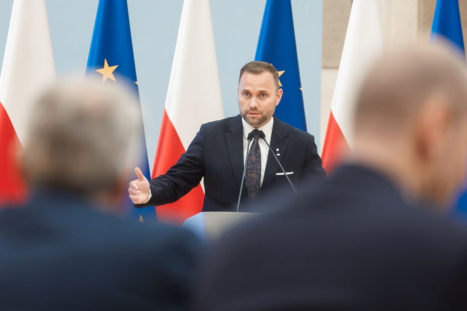 Wszystko zaczęło się od rozmowy i kluczowego wyboru. W ciągu kilku dni stworzono strategię, zespół i ramy cyfrowe, a w ciągu tygodnia Polska wprowadziła jeden z najbardziej skrupulatnych systemów nadzoru regulacyjnego w swojej historii. Inicjatywa ta ma na celu zmianę sposobu tworzenia polityki, stawiając na pierwszym miejscu przedsiębiorców, którzy codziennie pokonują możliwe do uniknięcia przeszkody biurokratyczne. Deregulacja systemowa w Polsce. Ten projekt może być przełomem dla MŚP. - INFBusiness