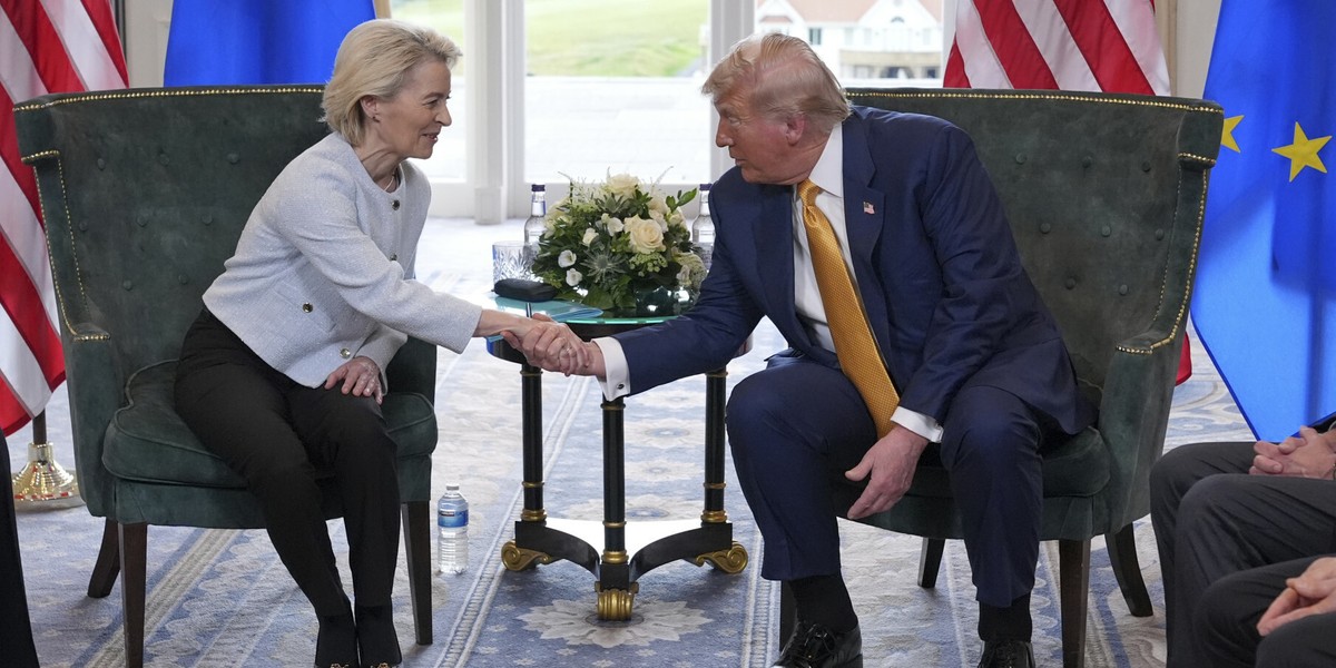 Stany Zjednoczone i Unia Europejska sfinalizowały umowę handlową, nakładającą 15% cła na większość europejskich produktów wysyłanych do USA. Analitycy Pekao ostrzegają, że nawet po zawarciu porozumienia „ostrzeżenia o (potencjalnym) podwyższeniu taryf mogą niestety pojawić się ponownie w przyszłości”. Ursuli von der Leyen i Donalda Trumpa