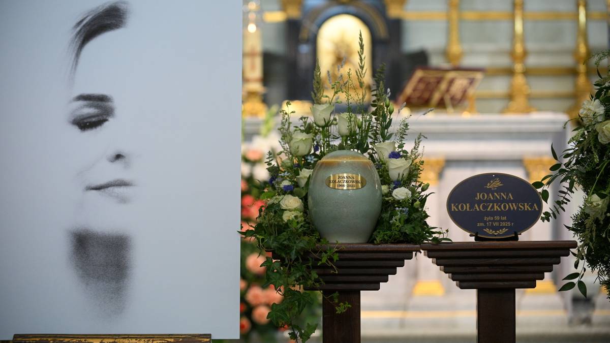 Pogrzeb Joanny Kołaczkowskiej. Przyjaciele i rodzina pożegnają ją. Pogrzeb Joanny Kołaczkowskiej. Tłumy żegnają artystkę.