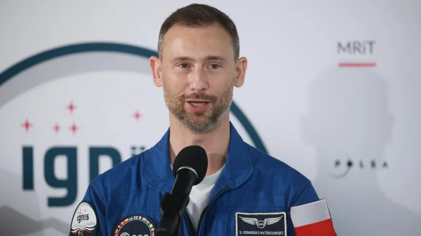 Warszawa, 24 lipca 2025 r. Polski astronauta i członek załogi misji Axiom-4, dr Sławosz Uznański-Wiśniewski, podczas ceremonii powitalnej na Lotnisku Chopina w Warszawie, 24 lipca. Polski astronauta powrócił do Polski na pokładzie specjalnego samolotu rządowego. PAP/Leszek Szymański